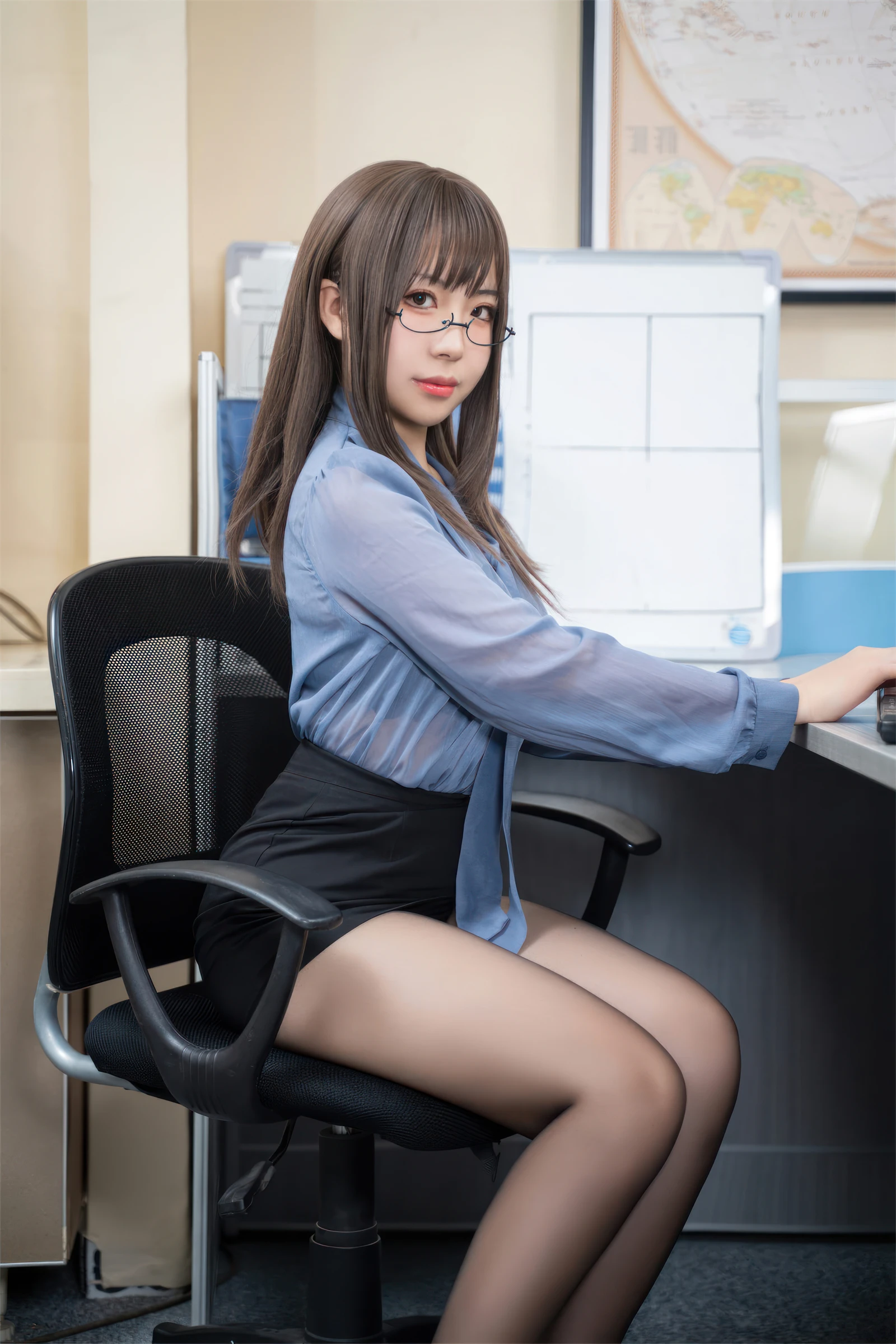 黑丝眼镜娘美女动漫博主性感Cosplay写真虎森森OL制服高跟美腿